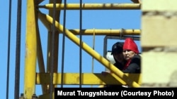 Наразы әйелдер кранның басында отыр. Астана, 29 мамыр 2013 жыл. Суретті түсірген Мұрат Тұңғышбаев.