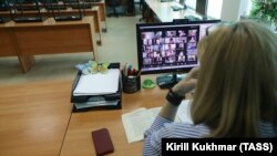 Учительница общается со своим классом с помощью приложения для видеоконференций. Новосибирск, апрель 2020 года