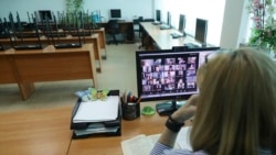 Учительница общается со своим классом с помощью приложения для видеоконференций. Новосибирск, апрель 2020 года. Иллюстрационное фото