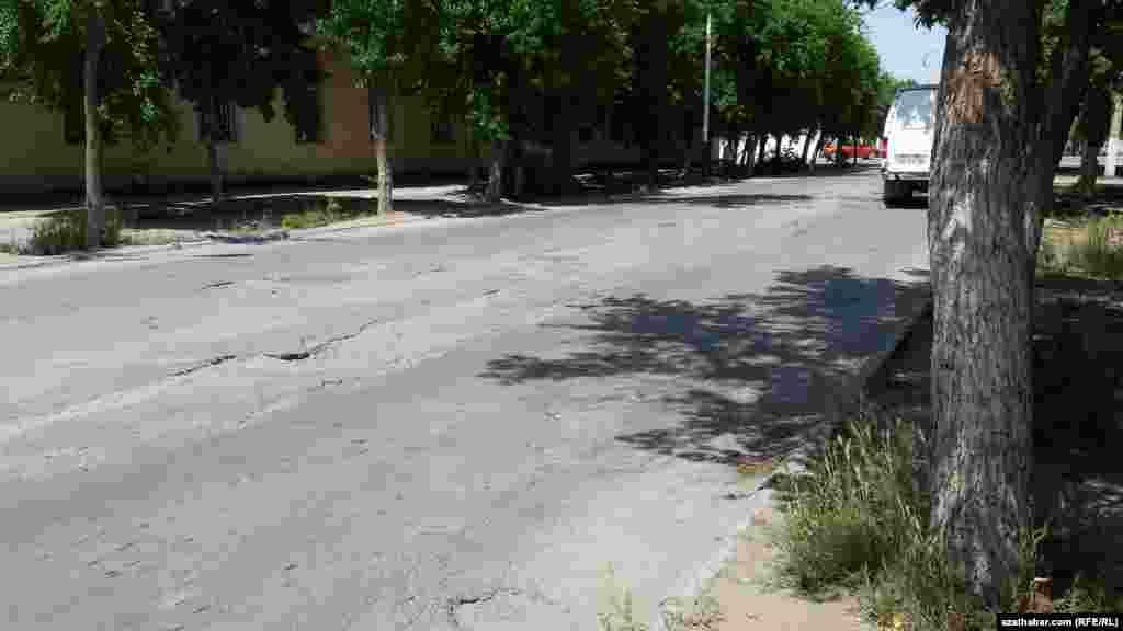 Köçelerde asfaltyň döwlen ýerleri wagtynda bejerilmeýär. Balkanabat. 10-njy maý, 2015.