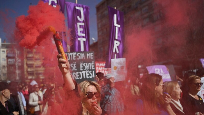 “Për jetë me dinjitet”: Në Prishtinë kërkohet barazi dhe drejtësi për gratë