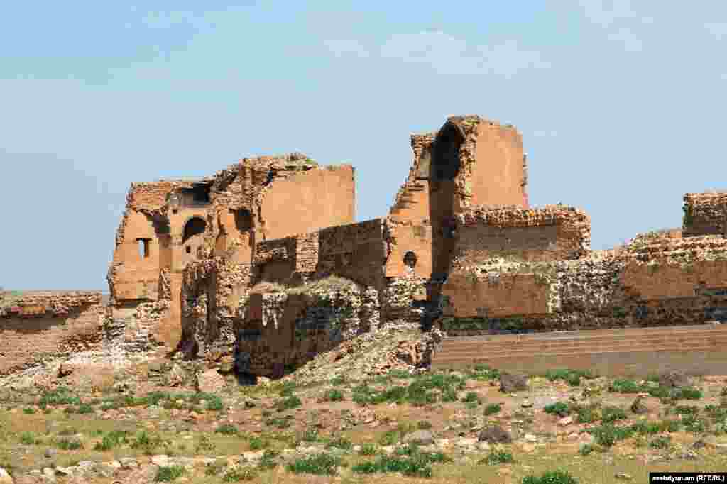 Անիի պարիսպները