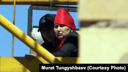 Багжан Аязбекова (справа) и ее сноха Гулим Бабакова, жительницы города Кокшетау, проводят акцию протеста на башенном кране. Астана, 29 мая 2013 года.