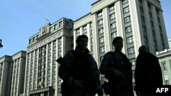 Ресей мемлекеттік думасы ғимараты алдынан өтіп бара жатқан қарулы полиция (архивтегі сурет)