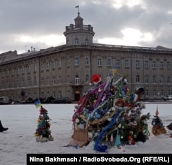 Ялинки на площі Чернігова, які встановили прості чернігівці