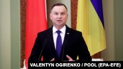 «Я здаю кров і всіх вас, хто одужав, закликаю до цього. Багато людей потребують нашої допомоги», – закликав Дуда у своєму твіттері