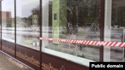 Тукай исемендәге китапханәнең ватылган тәрәзәсе. Бизнес-Online фотосы. 
