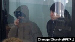 Мейрам Дербисалин (слева) и Александр Петухов (справа), осужденные по обвинению в организации тюремного бунта. Актобе, 4 февраля 2013 года. 