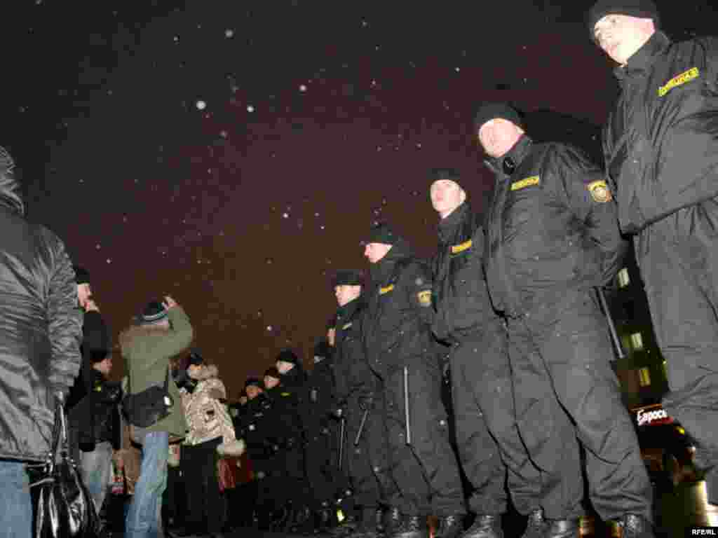 Заместитель начальника Главного управления внутренних дел Минска Александра Найденко накануне сообщил, что по факту массовых беспорядков в столице возбуждено уголовное дело.