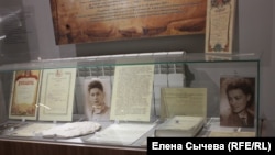 Музейный стенд, рассказывающий о судьбе Нины Соболевой и Арнольда Бернштама