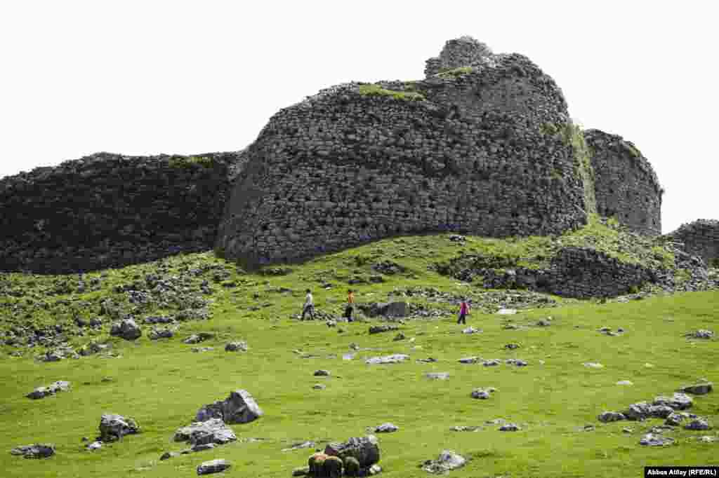 Bir zamanlar əlçatmaz, ayaqdəyməz bu yerlərin, bu qalaların indi ovulub tökülməsi, bəlkə də tarixin gücə, hökmranlığa bir ironiyasıdır.