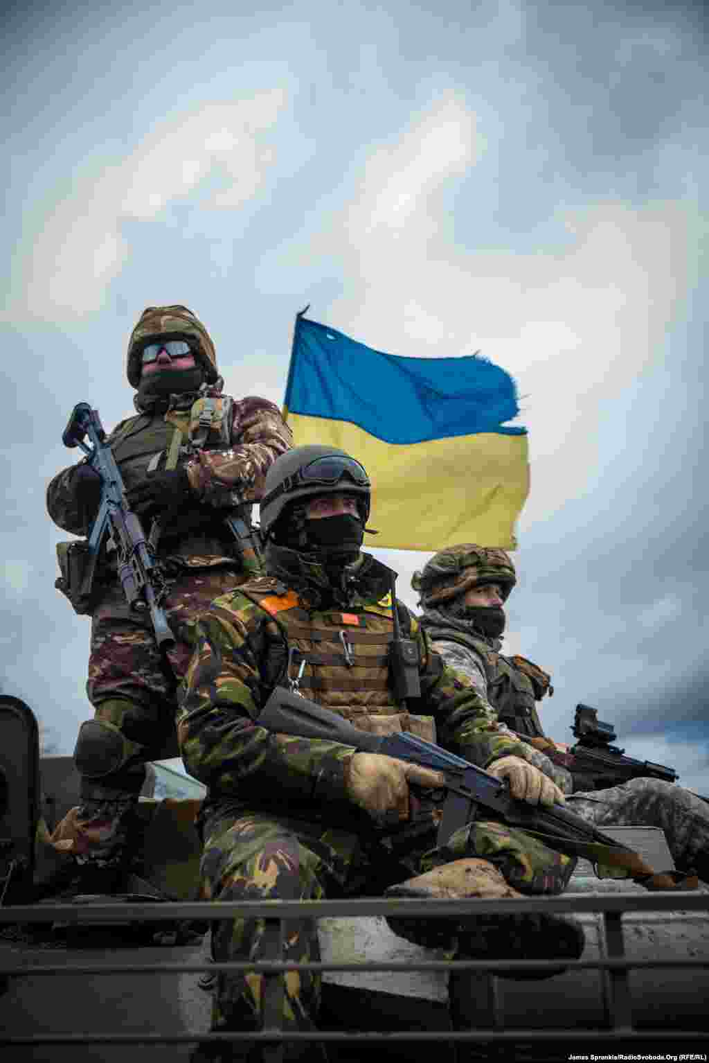 Українські силовики на БТРі біля Світлодарська.