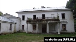 Будынак славутай бібліятэкі Храптовічаў, дзе было больш за 10 тысяч кніг і архіўных дакумэнтаў. Ён таксама прадаецца