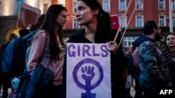 Жанчына трымае плякат падчас маршу за гендэрную роўнасьць і супраць гвалту ў адносінах да жанчын, прымеркаванага да Міжнароднага жаночага дня. Сафія, Баўгарыя, 8 сакавіка 2019 году. Ілюстрацыйнае фота