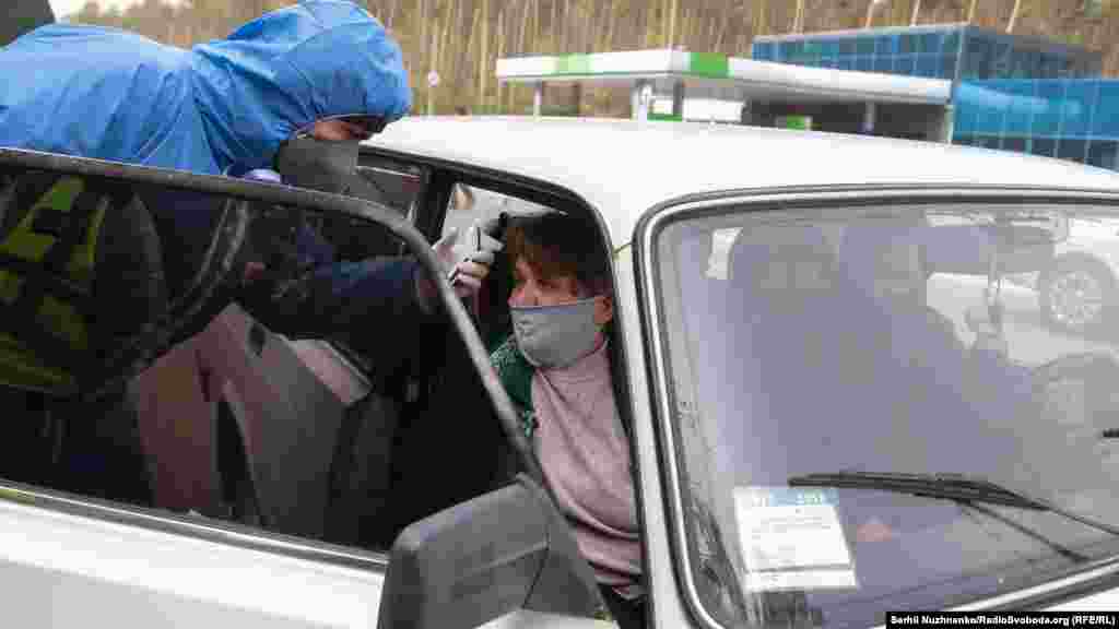 Перевіряють автомобілі, в яких троє і більше подорожніх, а також ті, що зареєстровані за межами Києва й області. На КПП цілодобово чергують співробітники поліції, бійці Нацгвардії та лікарі СЕС