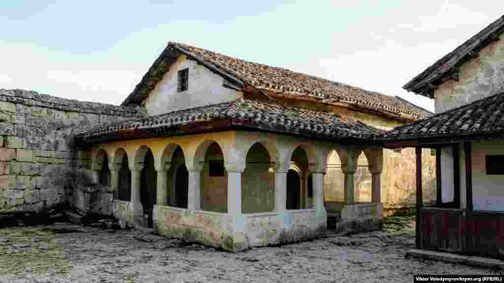 XIV-ünci asırdan başlap şeerde qaraylar yerleşip başladı. Bu qaray kenassası 600 yıldan berli tura. 