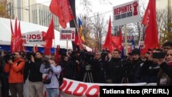 Moldovan socialists demand the government's resignation in Chisinau on October 29.