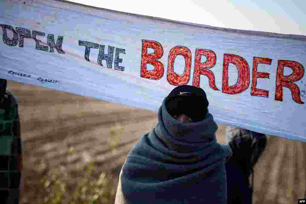 Migrants wait on the road close to the Serbian-Croatian border near the Serbian town of Sid. (AFP/Andrej Isakovic)