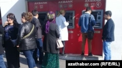 Türkiýede manadyny döwlet kursunda dollarda almak üçin nobata duran türkmen raýaty.