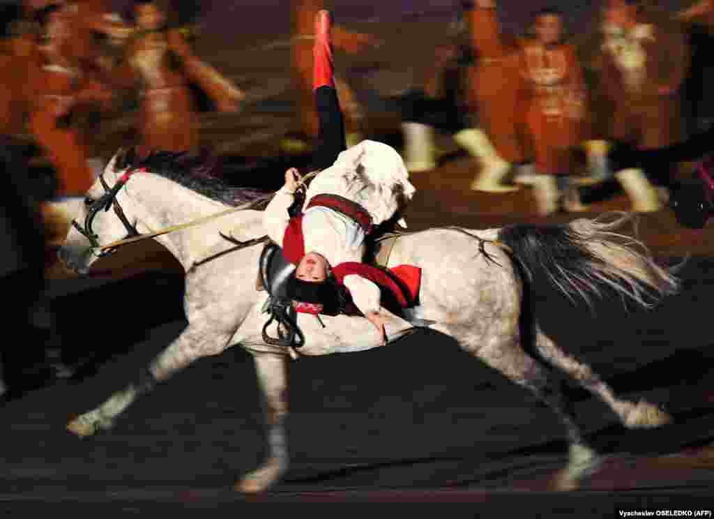 Artist în timpul ceremoniei de deschidere a Jocurilor Mondiale Nomade pe țărmurile lacului Issyk-Kul din Kârgâzstan, pe 2 septembrie. (AFP / Vyacheslav Oseledko)