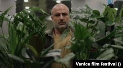 میثاق زارع در نمایی از فیلم «کمی نور»