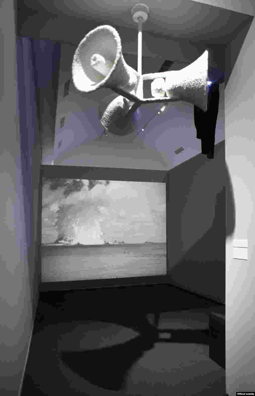 &bdquo;Silent Party&ldquo; de Su-Mei Tse și Video proiecție &bdquo;Crossroads&ldquo; de Bruce Conner 