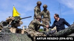 Посол США у Польщі Марк Бжезінський (праворуч) під час відвідин військовослужбовців США у Польщі під час військових навчань, 19 травня 2022 року 