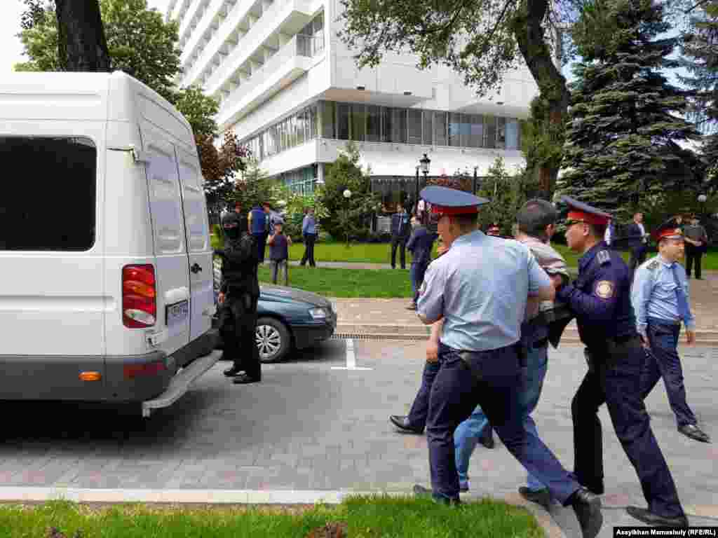 Некоторые задержанные были наказаны в административном порядке. Несколько человек, подозреваемые силовыми органами в участии в созданной Аблязовым организации, столкнулись с обвинениями по &laquo;экстремистским&raquo; статьям уголовного кодекса.