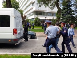 Полиция билікке талап айтып шыққан наразы адамдарды ұстап жатыр. Алматы. 10 мамыр 2018 жыл.