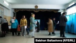 Сайлауға келушілер. Алматы, 20 наурыз 2016 жыл.