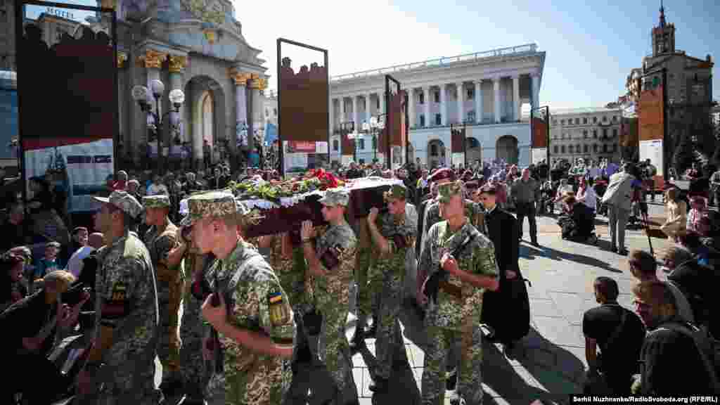 В останній шлях бійця проводжали на колінах і скандували &laquo;Слава Україні!&raquo;, &laquo;Героям Слава!&raquo;