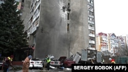 საილუსტრაციო ფოტო. რუსული დრონებით შეტევის შედეგად დაზიანებული სახლი და განადგურებული ავტომანქანები ხარკოვში