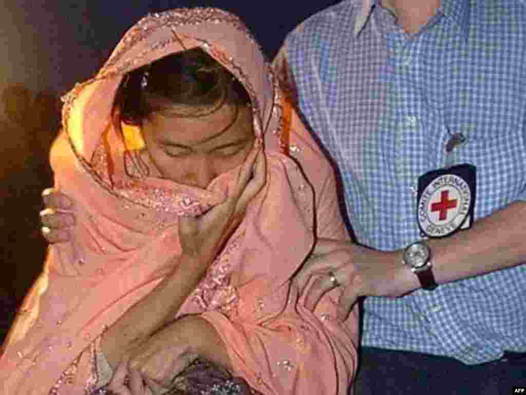 Afghanistan -- A South Korean hostage walks with an official from The International Committee of the Red Cross (ICRC) after being released by the Taliban in Janda, 30Aug2007 - 30 серпня 2007, Афганістан: звільнена південно - корейська заручниця. Таліби захопили групу співробітників благодійної організації з Південної Кореї. 21 заручника було звільнено, двох Таліби вбили.