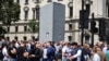 Участники субботней манифестации в Лондоне у закрытого памятника Черчиллю. 13 июня 2020