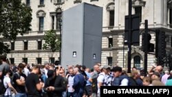 Участники субботней манифестации в Лондоне у закрытого памятника Черчиллю. 13 июня 2020