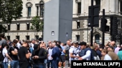 Ультраправі демонстранти біля закритого пам’ятника Вінстонові Черчиллю, Парламентська площа, Лондон, 13 червня 2020 року