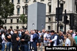 Membri ai unor organizații de extremă dreapta apără monumentul lui Churchill