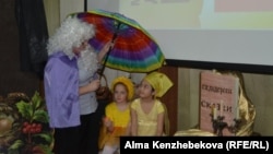 Мини-спектакль в детской библиотеке, посвященный Международному дню детской книги. Алматы, 2 апреля 2015 года.