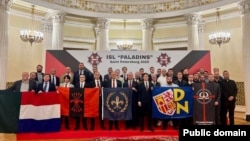 Delegații la conferința de fondare a unei „ligi internaționale a anti-globalistilor” numită Paladins, la Sankt Petersburg, Rusia.