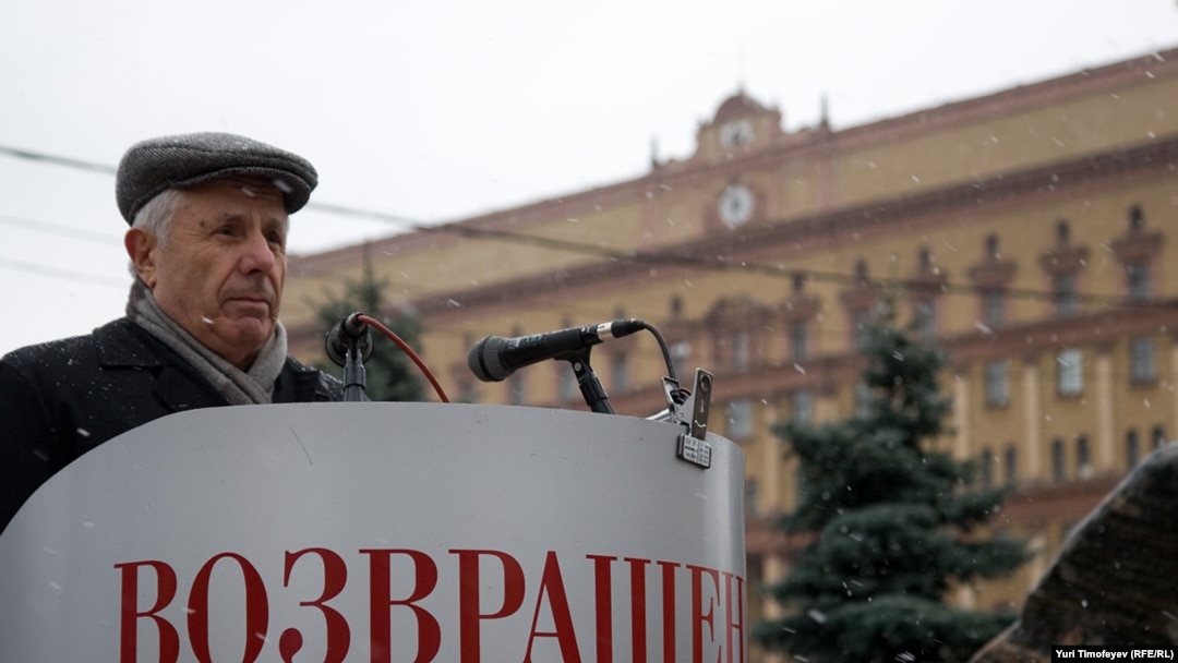 На акции "Возвращение имен" у Соловецкого камня в Москве, 29 октября 2010