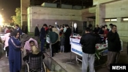 По сообщениям властей Ирана, сотни человек получили травмы при попытке спастись во время землетрясения силой 6,3 балла, произошедшего 25 января в западной части Ирана. 