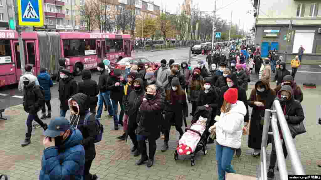 На маршы сёньня выйшлі і жыхары Гомля.&nbsp;У цэнтры гораду сабраліся некалькі соцень чалавек, яны ішлі па горадзе і скандавалі &laquo;Лукашэнку ў аўтазак!&raquo;, за імі ішлі сілавікі