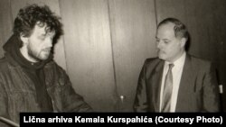 Septembra 1990: Kurspahić uručuje Kusturici nagradu za Film godine u anketi Oslobođenja među filmskim kritičarima Jugoslavije