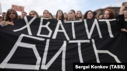 Участники митинга в поддержку сестер Хачатурян "За справедливость для женщин, вынужденных обороняться, и за закон о домашнем насилии" в Санкт-Петербурге