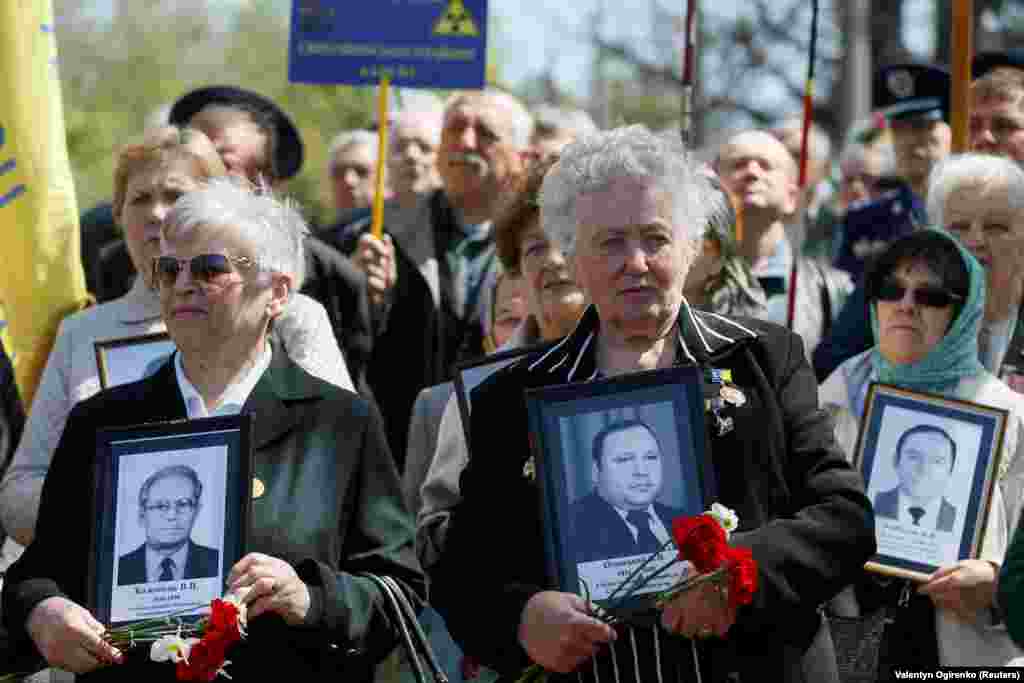 Жінки тримають портрети своїх рідних, які загинули внаслідок Чорнобильської катастрофи. Київ, 26 квітня 2019 року &nbsp;