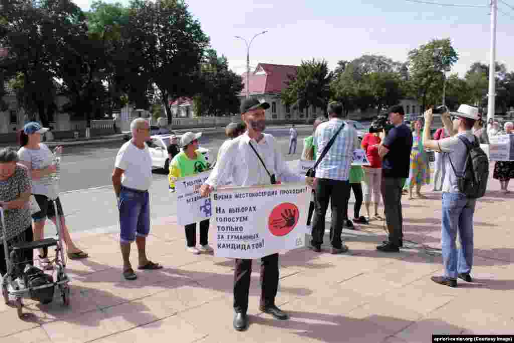 &bdquo;La alegeri votăm doar pentru candidați care susțin metodele umane de soluționare a problemei animalelor fără stăpân&rdquo;. Pichet în susținerea drepturilor animalelor la Tiraspol, în fața Sovietului suprem.