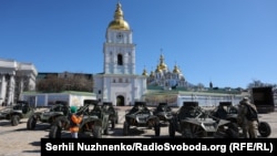 Багі для евакуації поранених вояків ЗСУ, подаровані меценатами, перед освяченням біля Михайлівського Золотоверхого собору у Києві. 14 квітня 2026 року