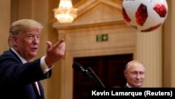 Президент США Дональд Трамп кидает подаренный президентом России Владимиром Путиным футбольный мяч первой леди Мелании Трамп. Хельсинки, 16 июля 2018 года.