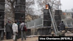 Сооружение забора вокруг Старой площади в Москве, октябрь 2011 года