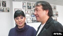 Әнші Карина Абдуллина мен музыкант Болат Сыздықов (оң жақта) "Мюзикола" тобының жаңа альбомын таныстыру шарасында. Алматы, желтоқсан, 2008 жыл.